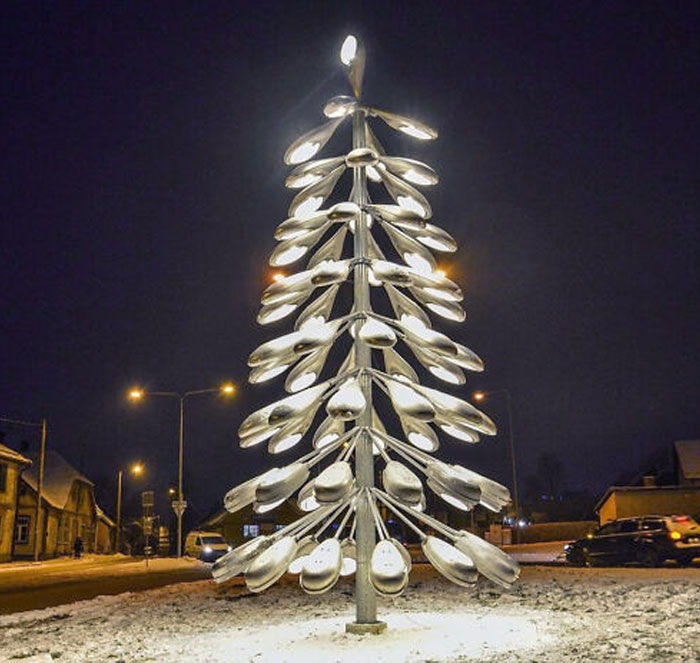 Ce sapin de Noël fait à partir de vieux lampadaires.