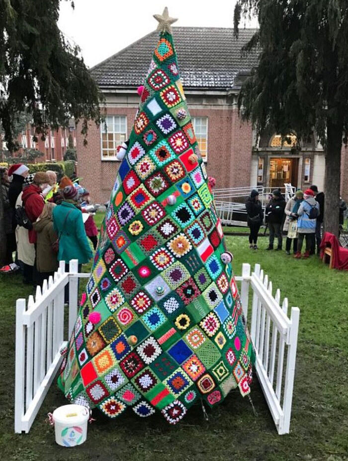 Les habitants ont fabriqué ce magnifique sapin de Noël en forme de carré de grand-mère dans mon quartier de Dublin (Irlande).