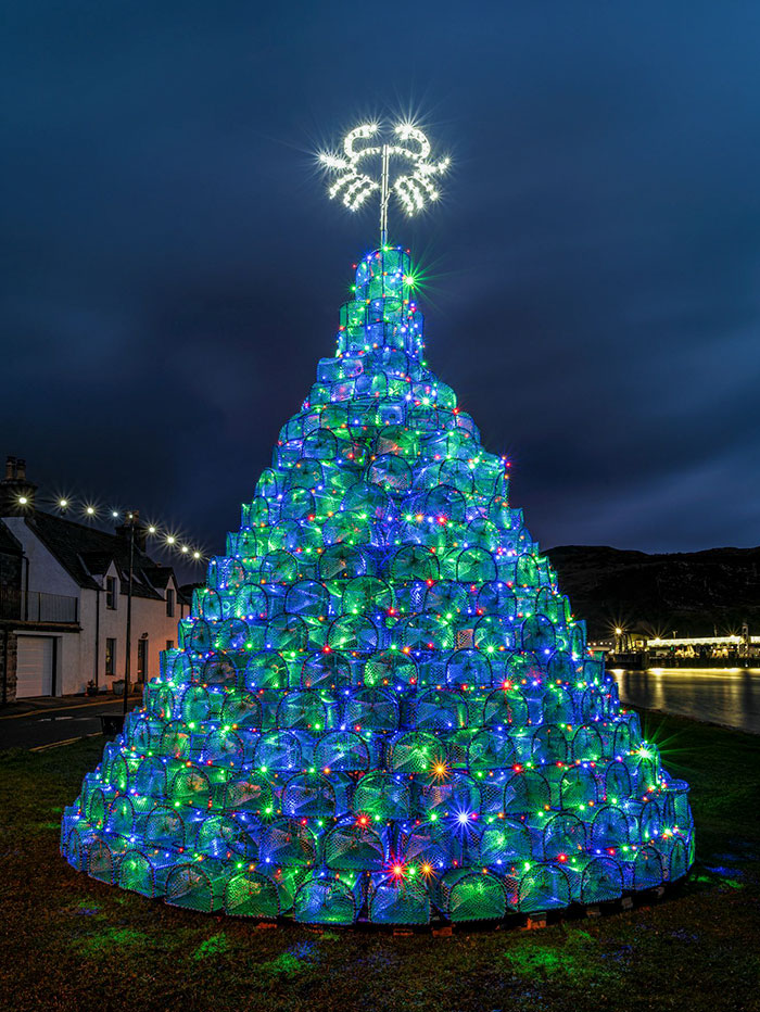 l’arbre de noël d’ullapool doit être l’un des plus uniques et distinctifs. composé d’environ 400 cantines de pêche, il célèbre les liens étroits de la ville avec la mer.