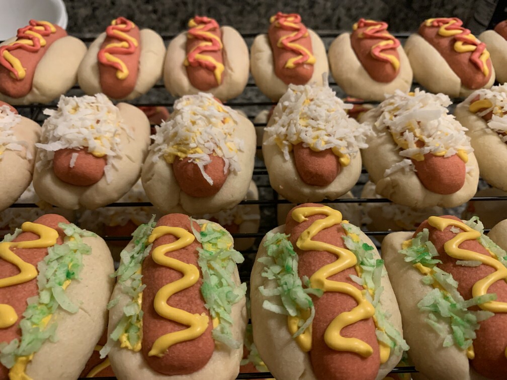 Mes amis plaisantent en disant que je ne cuisine que des hotdogs. J’espère qu’ils apprécient leurs biscuits de Noël.