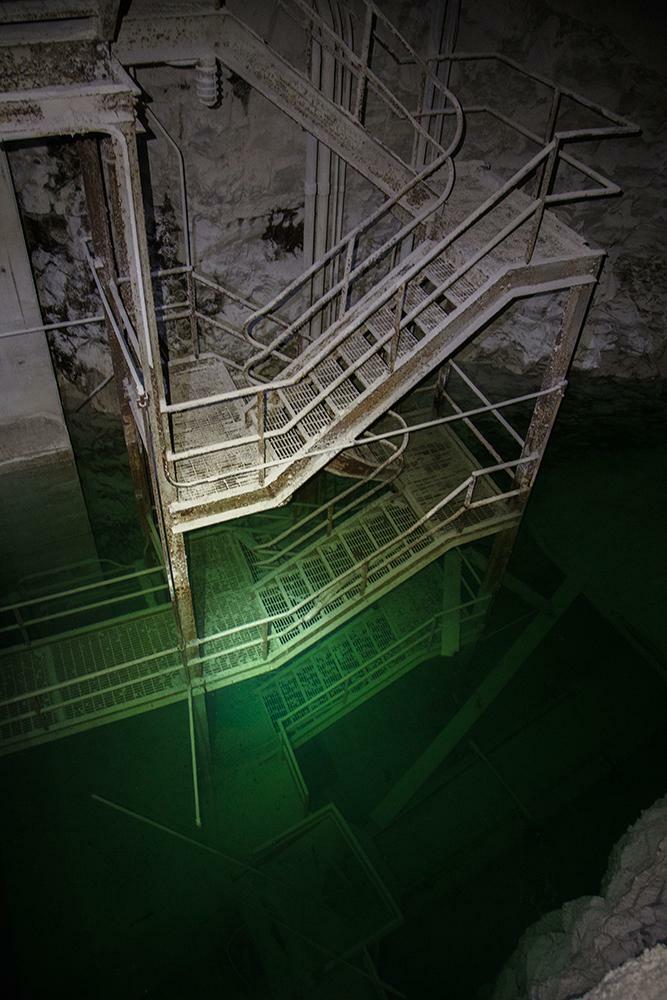 Escaliers pour descendre au niveau inondé au fond d’une mine