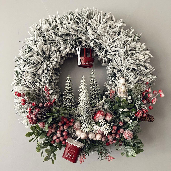 Eh bien, la couronne est prête. C’est ma tradition de toujours faire moi-même les couronnes pour Noël.