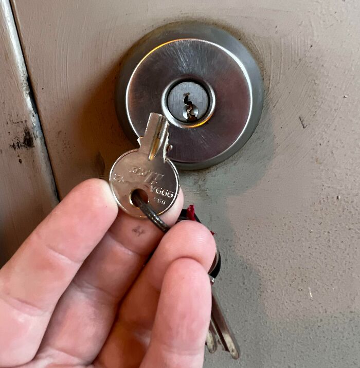 La clé s’est cassée à l’intérieur de la serrure d’une porte de travail très importante. Je me demande à quel point je vais avoir des problèmes.