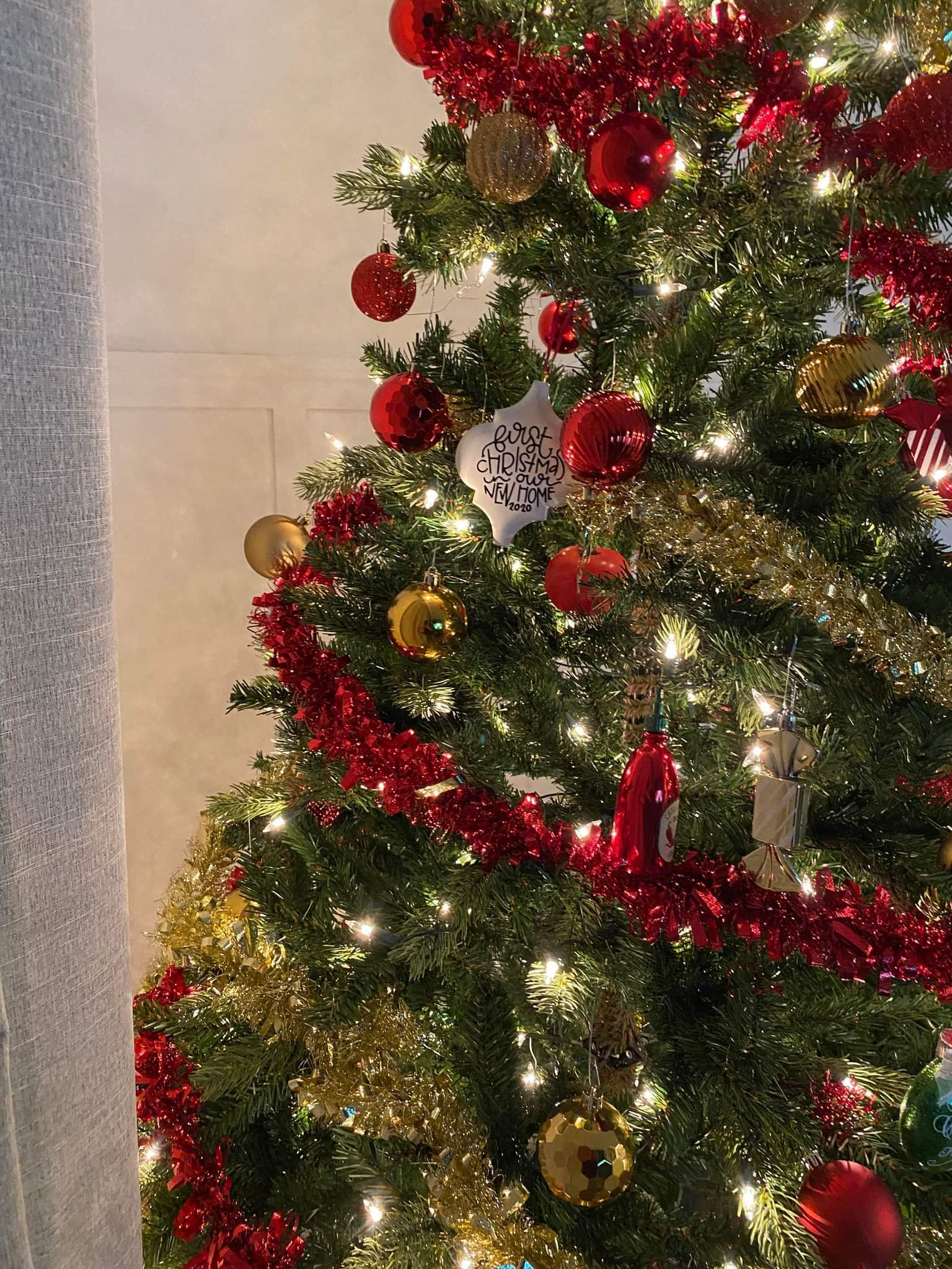 2e jour où ma femme ne remarque pas la tomate dans notre arbre de Noël