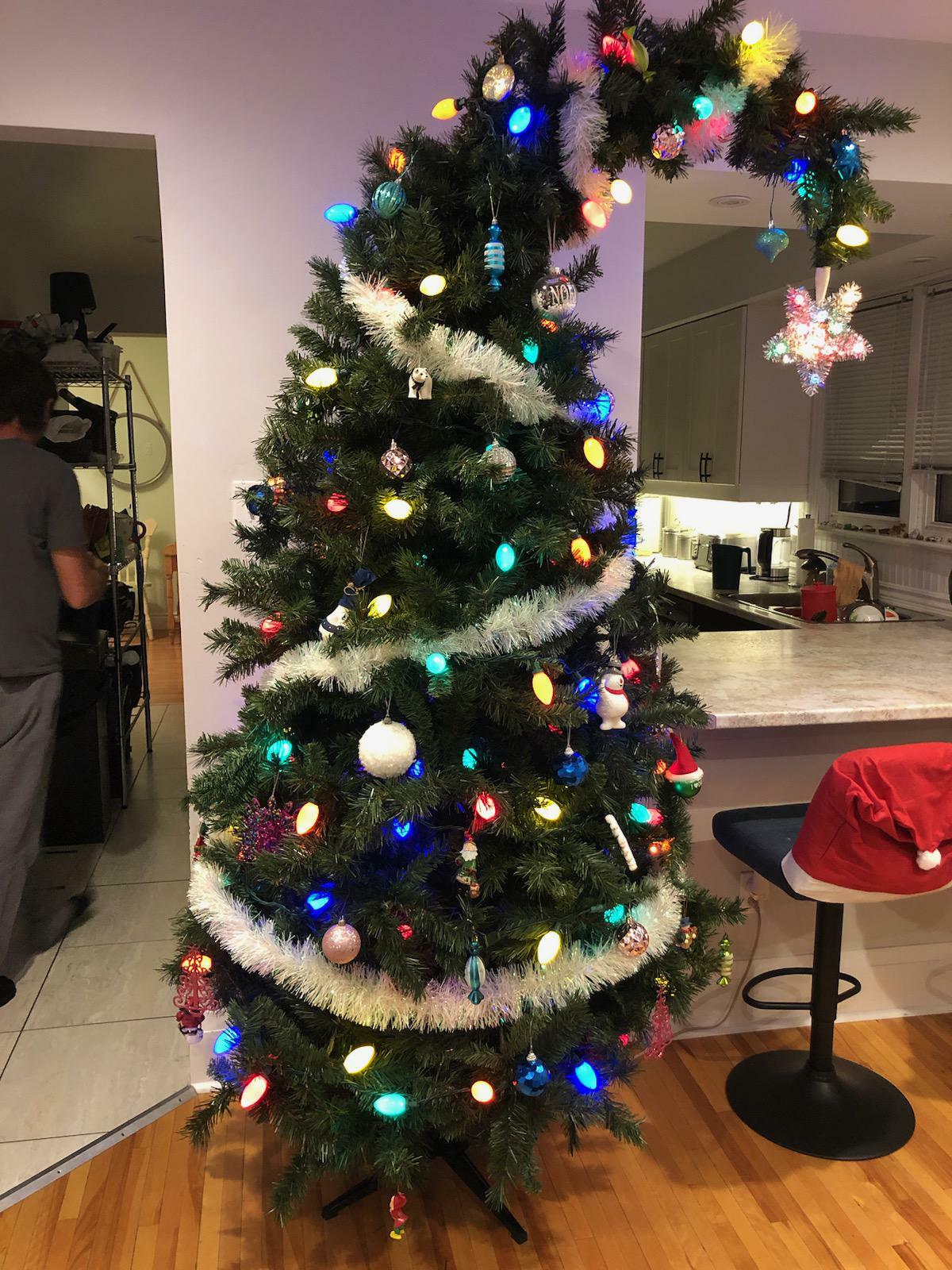 j’ai transformé mon arbre de noël ordinaire et ennuyeux en un arbre de whoville