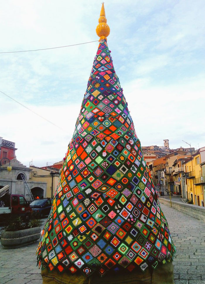 Arbre de Noël de 6 mètres de haut, trivento, italie, réalisé avec 1 300 carrés de crochet donnés