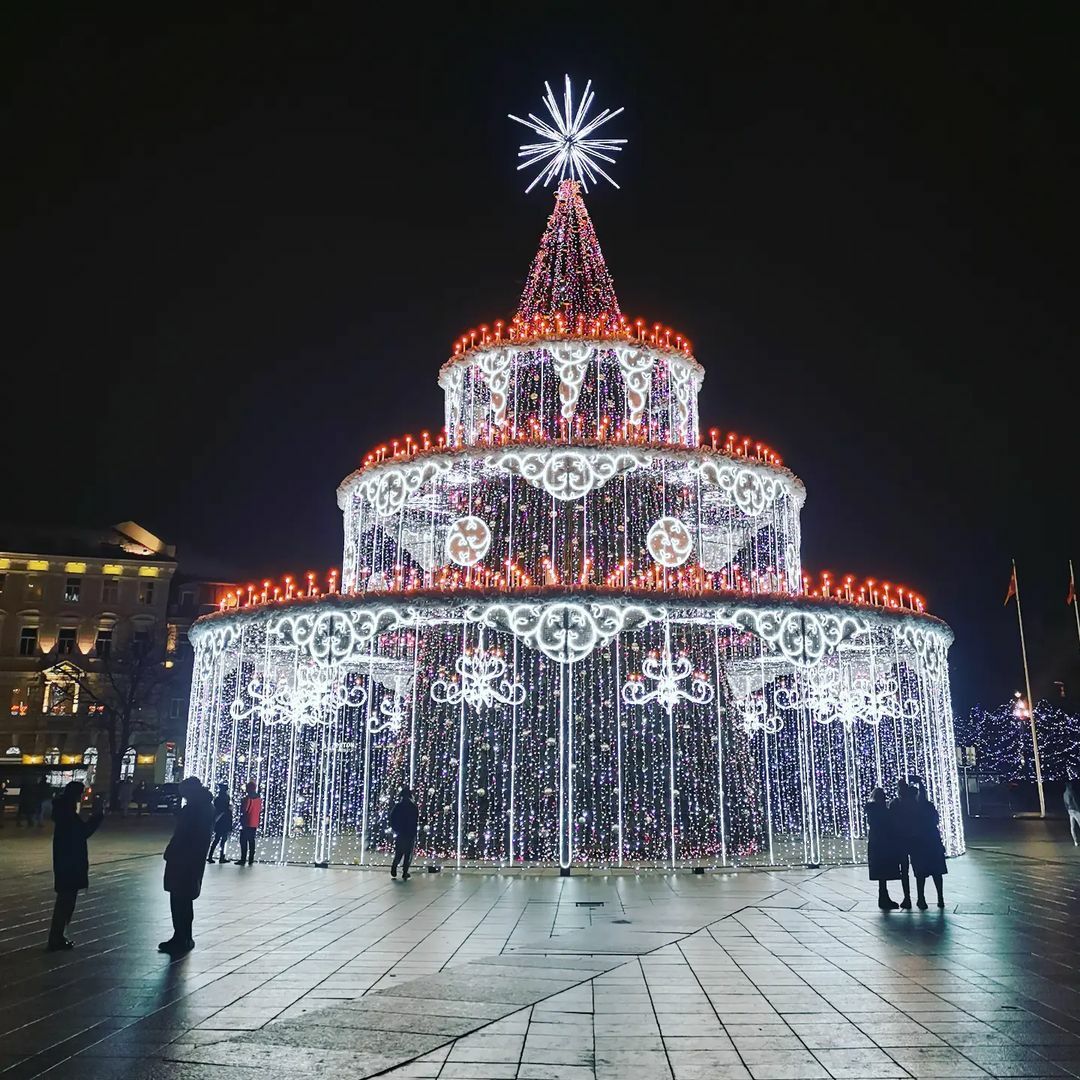 Qu’on l’aime ou qu’on le déteste, l’arbre de Noël de Vilnius est là pour rester.