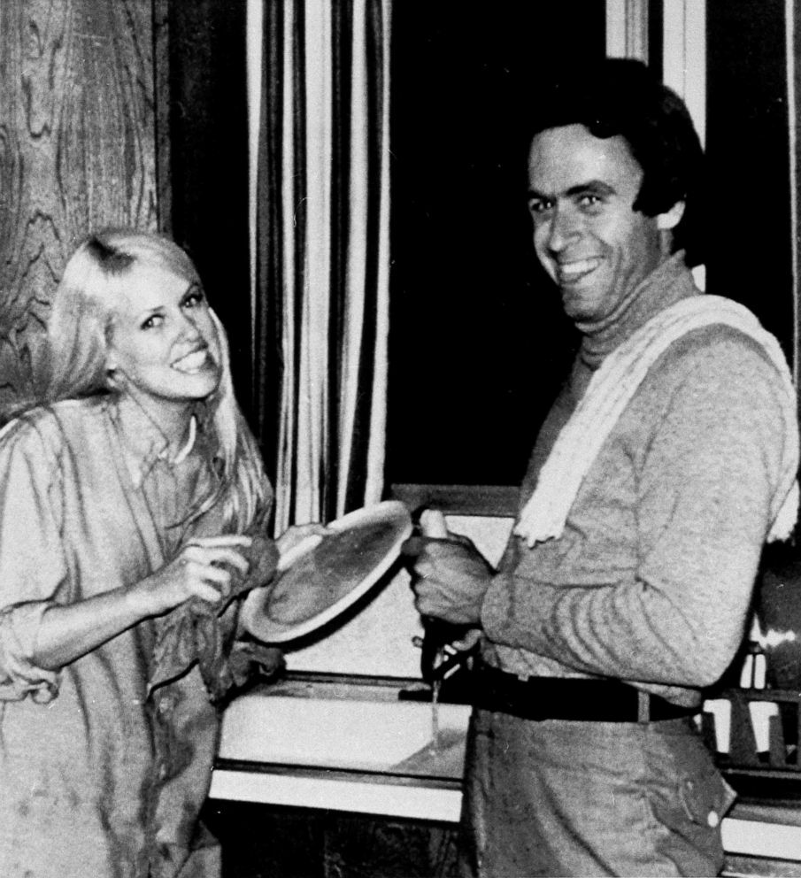 ted bundy avec carol bartholomew alors qu’il aide à faire la vaisselle après une fête d’anniversaire, 1975