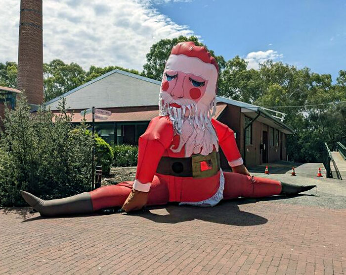 ce drôle de père Noël gonflé à la journée familiale de Noël de notre conseil municipal local