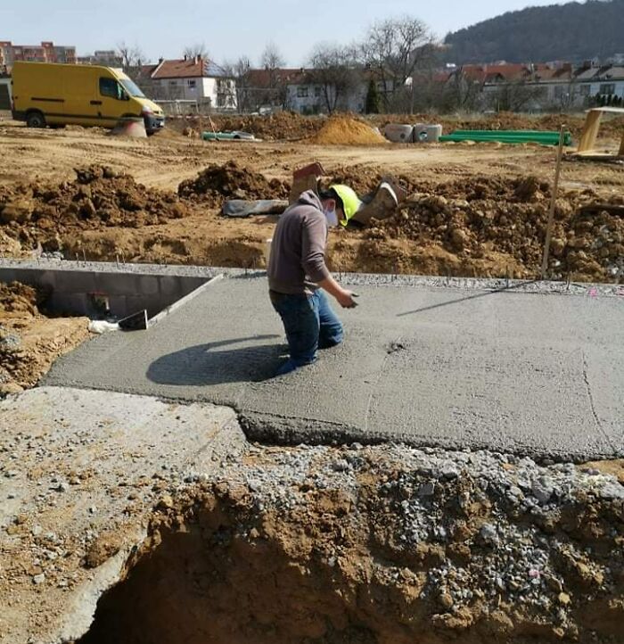 collègue qui marche sur un béton humide