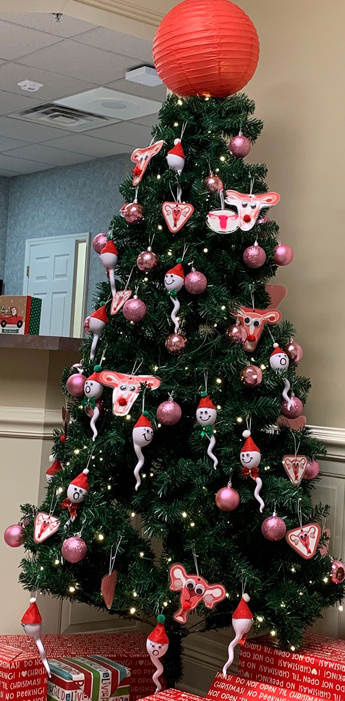 Le sapin de Noël du bureau de mon gynécologue.