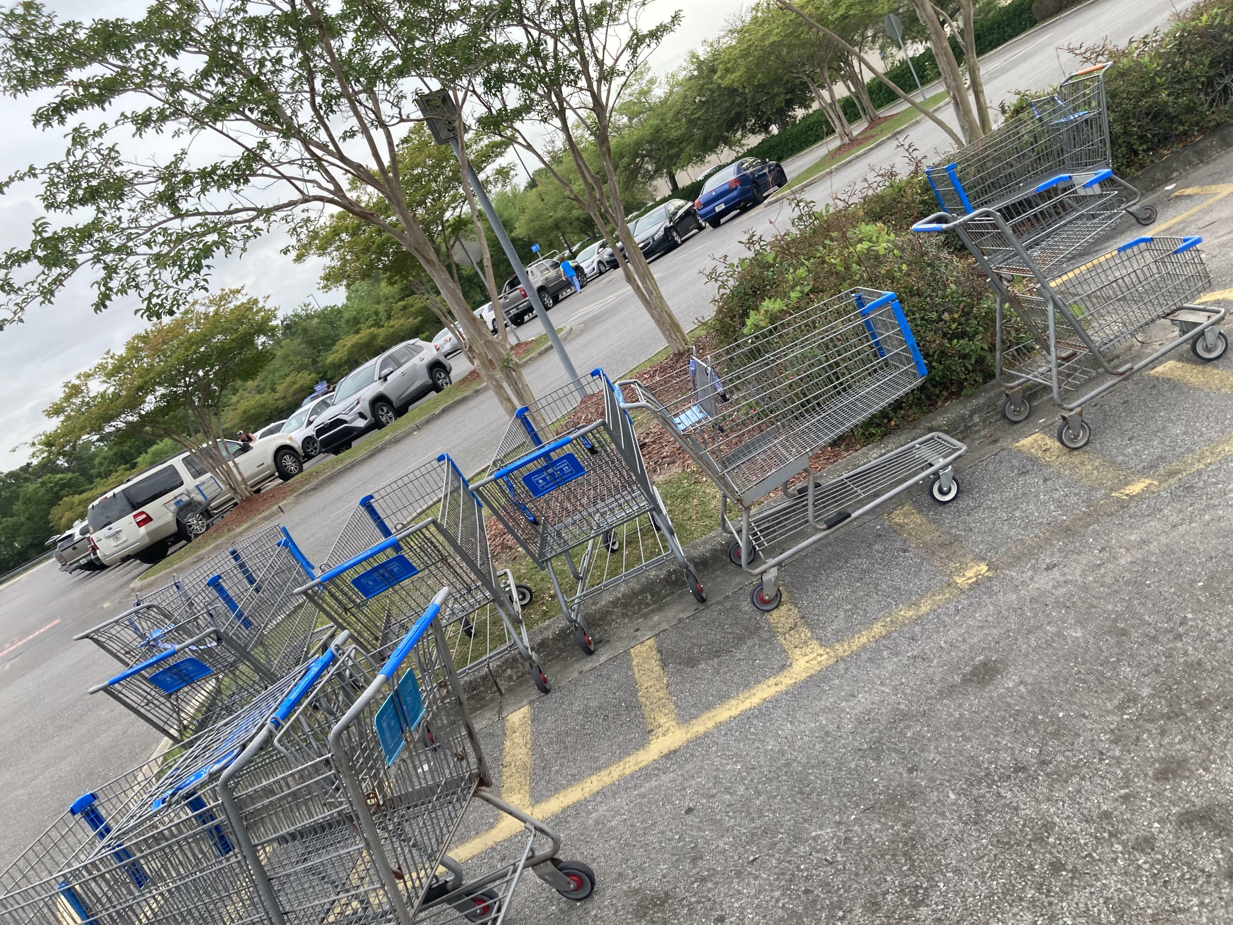 Je collectionne les chariots chez walmart. S'il te plaît, arrête d'être paresseuse et remets ton chariot là où il doit être.