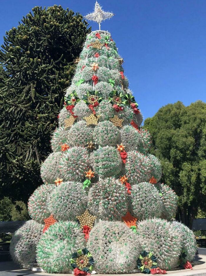 Arbre de Noël fabriqué à partir de bouteilles recyclées