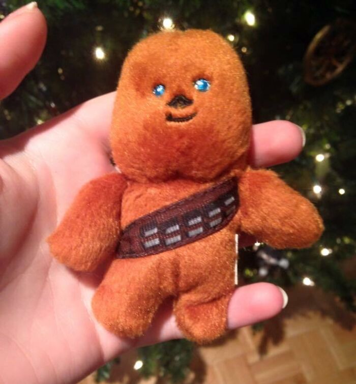 Nous mettons ce petit chewbacca dans le sapin de Noël depuis des lustres et je n’ai jamais vraiment su pourquoi… Je viens de découvrir que ma mère pense qu’il s’agit d’un bonhomme de pain d’épice.