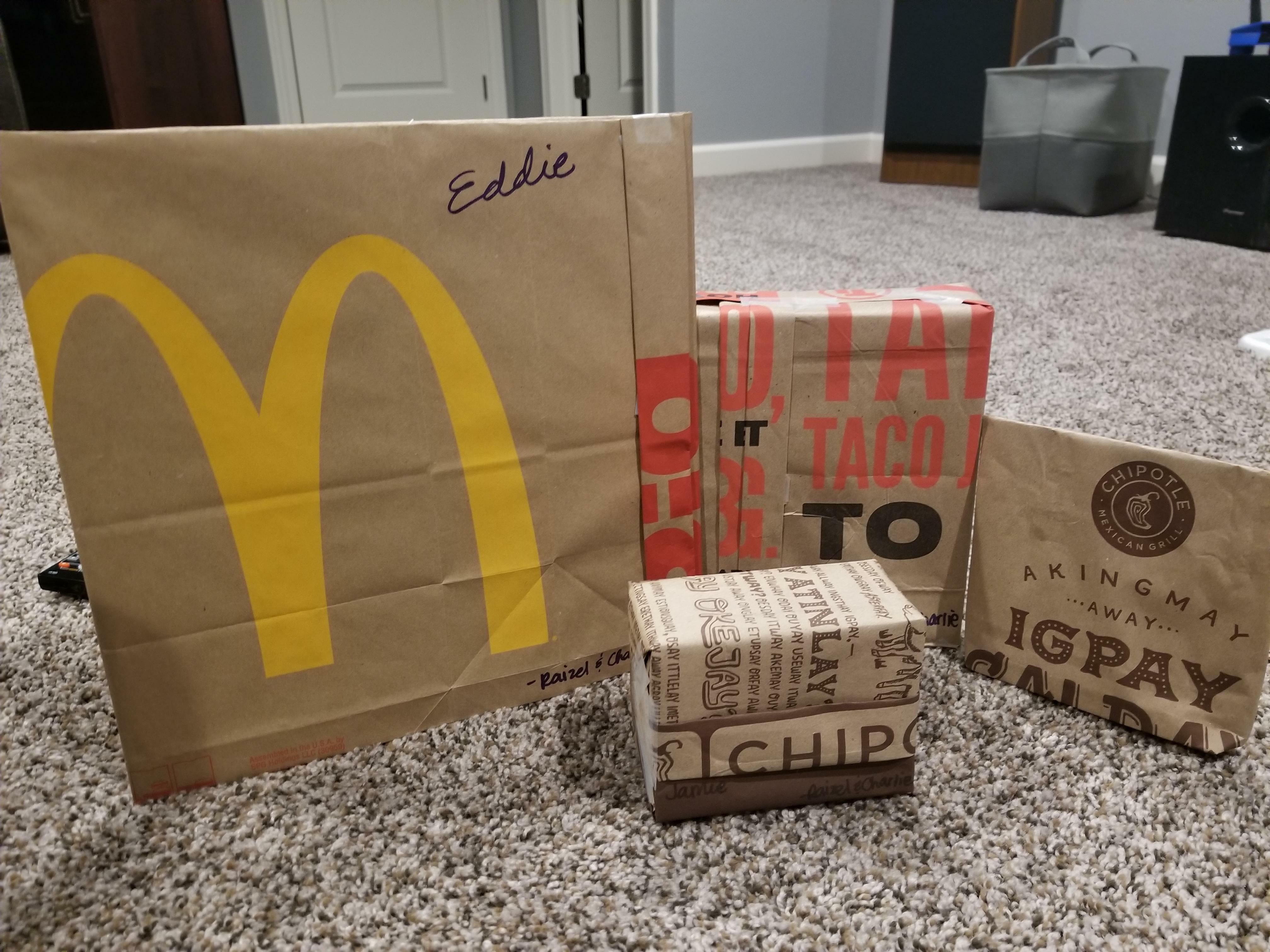 Ma copine a emballé ses cadeaux de Noël dans des sacs de fast-food.