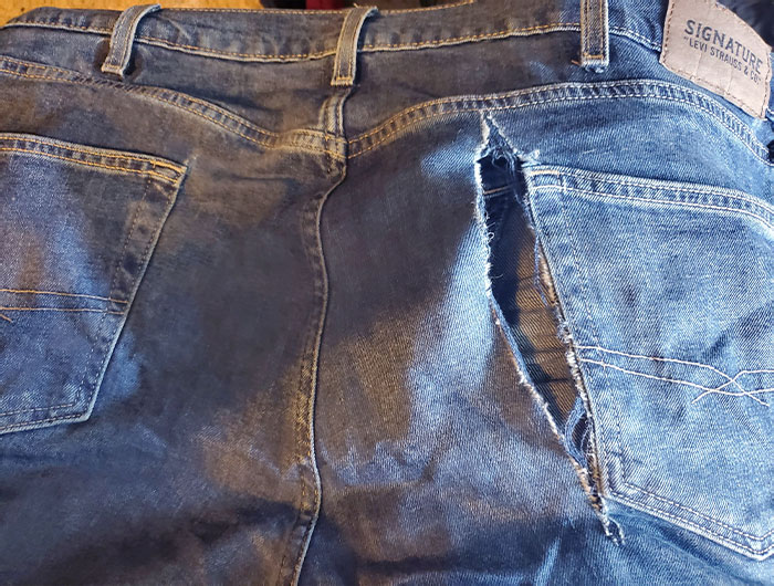 quand tu as une longue journée active, entourée de gens, puis que tu rentres chez toi, que tu enlèves ton pantalon de travail et que tu regardes la déchirure de 6 pouces dans ton dos.