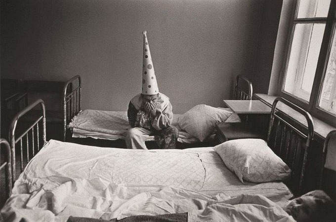 le nouvel an dans un hôpital psychiatrique, moscou, 1988. photographe : pavel krivtsov