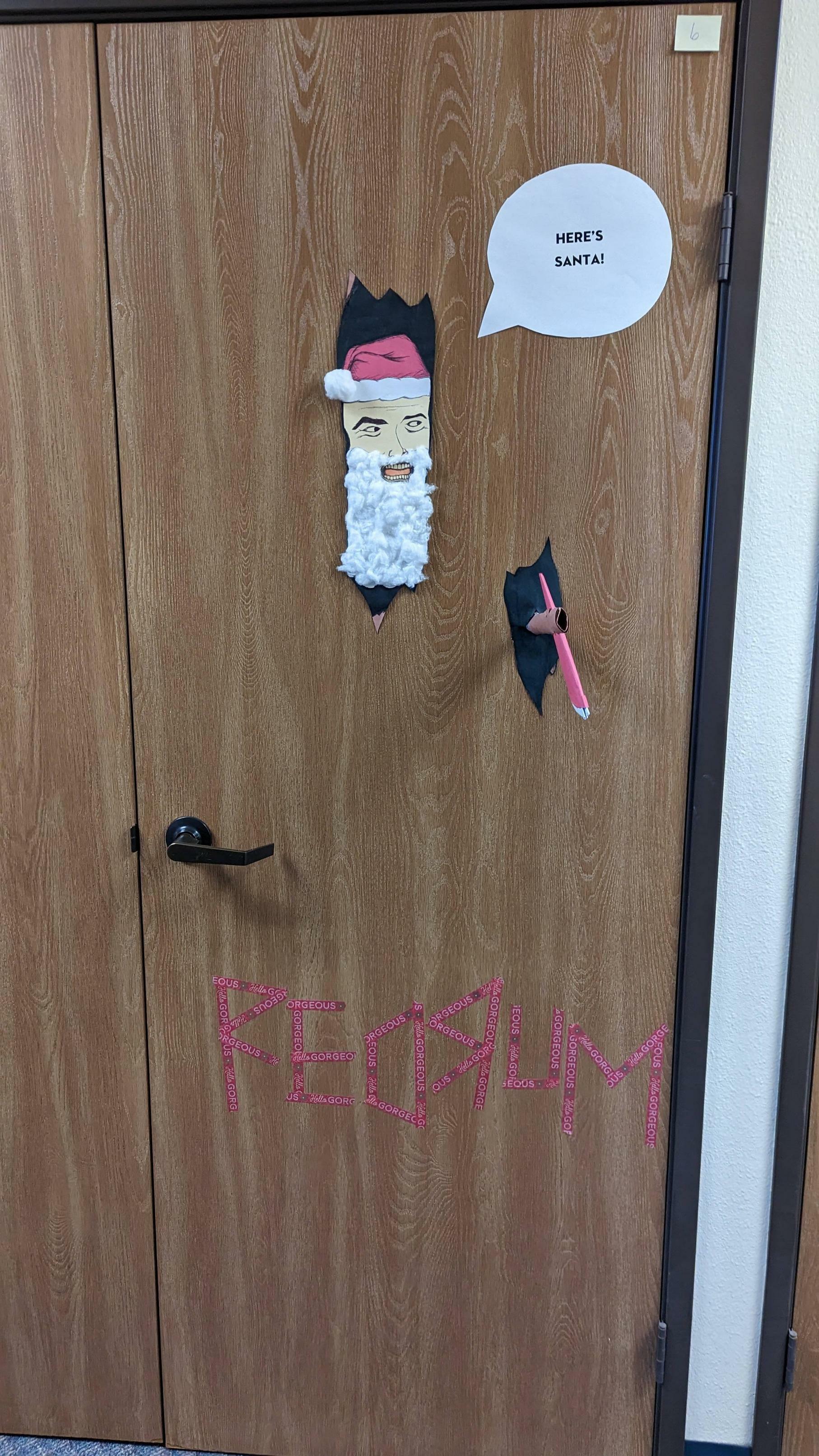 C'était ma contribution au concours de décoration de porte de Noël de mon entreprise.