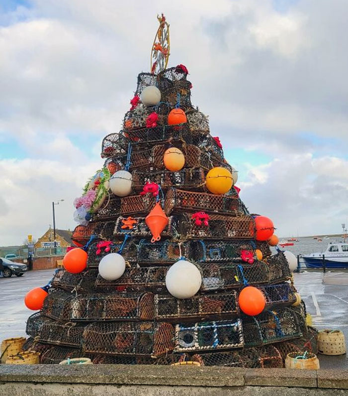 ce sapin de noël est fait de casiers à crabes et de bouées. wells-next-the-sea, uk