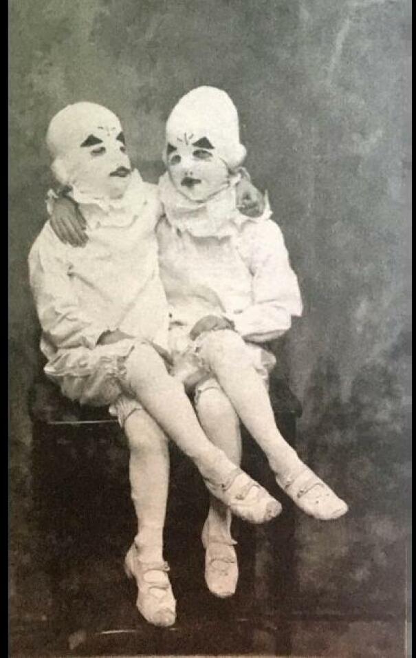 les jumeaux qui ont inspiré les jumeaux de la maison de miss pergerine pour enfants particuliers de tim burton, c. 1900s