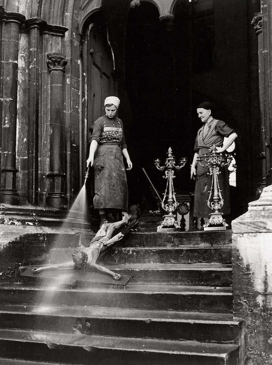 Journée de nettoyage dans une église à leipzig, en allemagne (1920)