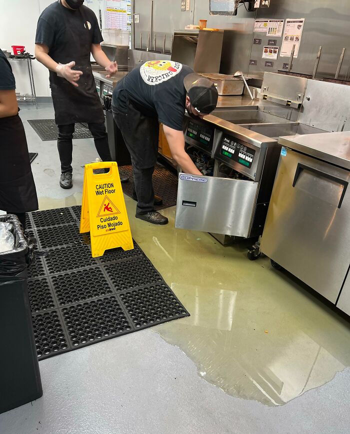 Le gars au travail a laissé tomber tellement de pétrole que le gouvernement américain nous a envahis.