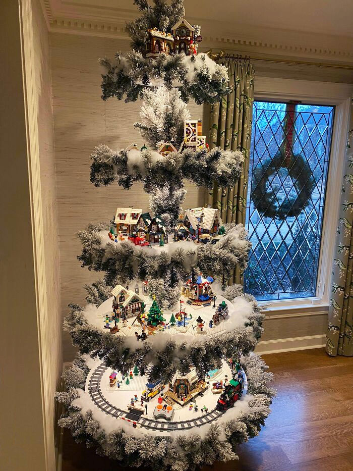 extrêmement fière de ce sapin personnalisé qui met en valeur notre collection de lego christmas