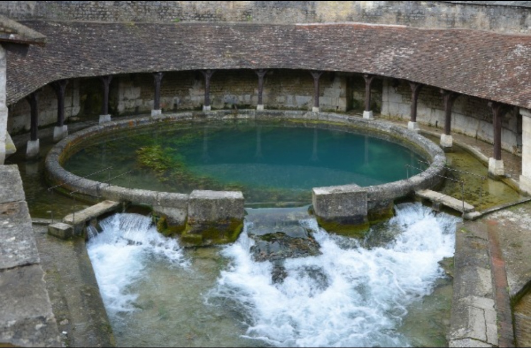 en france, “la fosse dionne” est un puits d’eau apparemment sans fond. malgré plusieurs tentatives de plongeurs, sa profondeur a été impossible à trouver. l’explorer est maintenant strictement contrôlé car plusieurs décès ont eu lieu.