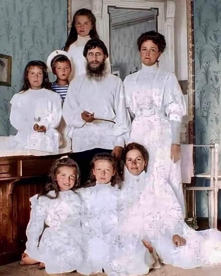 photo colorisée de raspoutine avec tsarina alexandra fyodorovna, ses enfants et leur infirmière, 1908