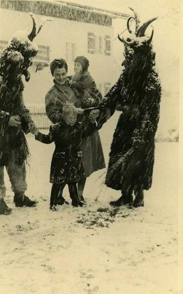 le jour de la fête de saint nicolas dans la ville de bad mitterndorf, en autriche. saint nicolas défile dans le village sur un cheval blanc suivi des krampus, qui avertissent les enfants d’être sages, ou sinon