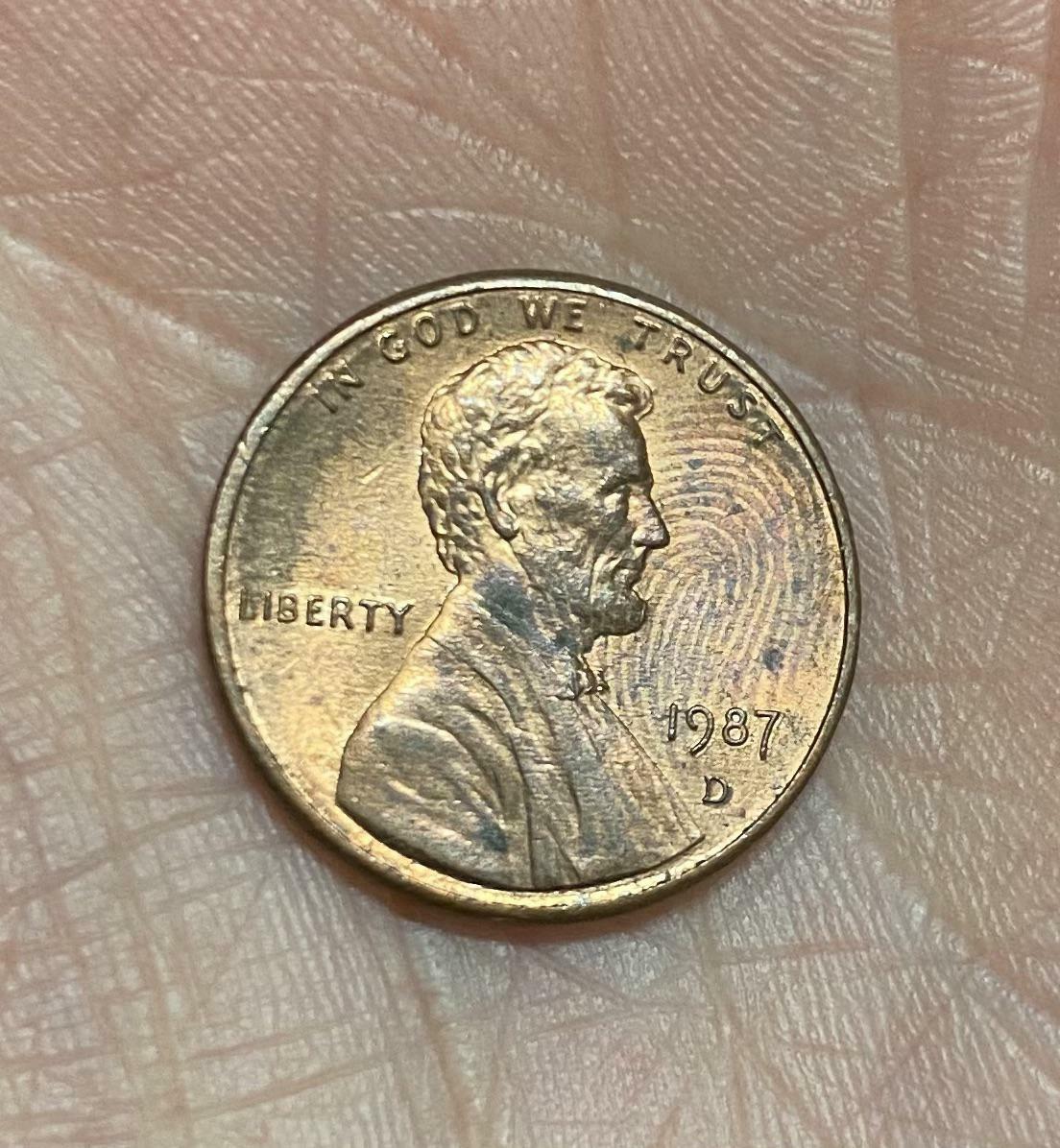 pourquoi y a-t-il une empreinte digitale sur ce penny ? elle est incrustée et est usée de façon notable dans cette zone