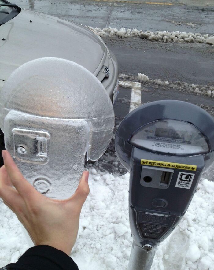 L’hiver a failli me donner un ticket de parking… heureusement que j’ai pu mettre les pièces de monnaie après l’avoir frappé plusieurs fois.