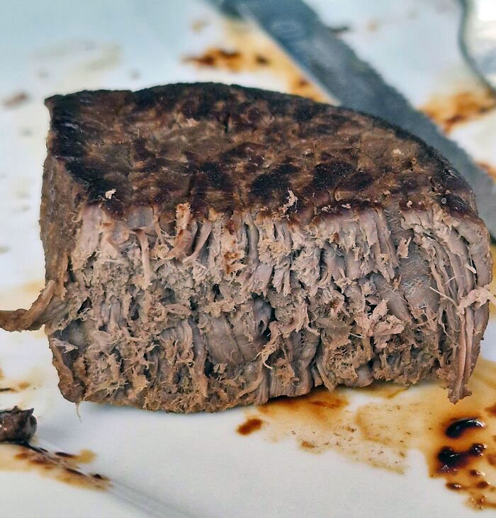 mon père a dit qu’il ferait le dîner aujourd’hui et a fait griller le steak de balle coûteux que j’ai acheté. voici le résultat