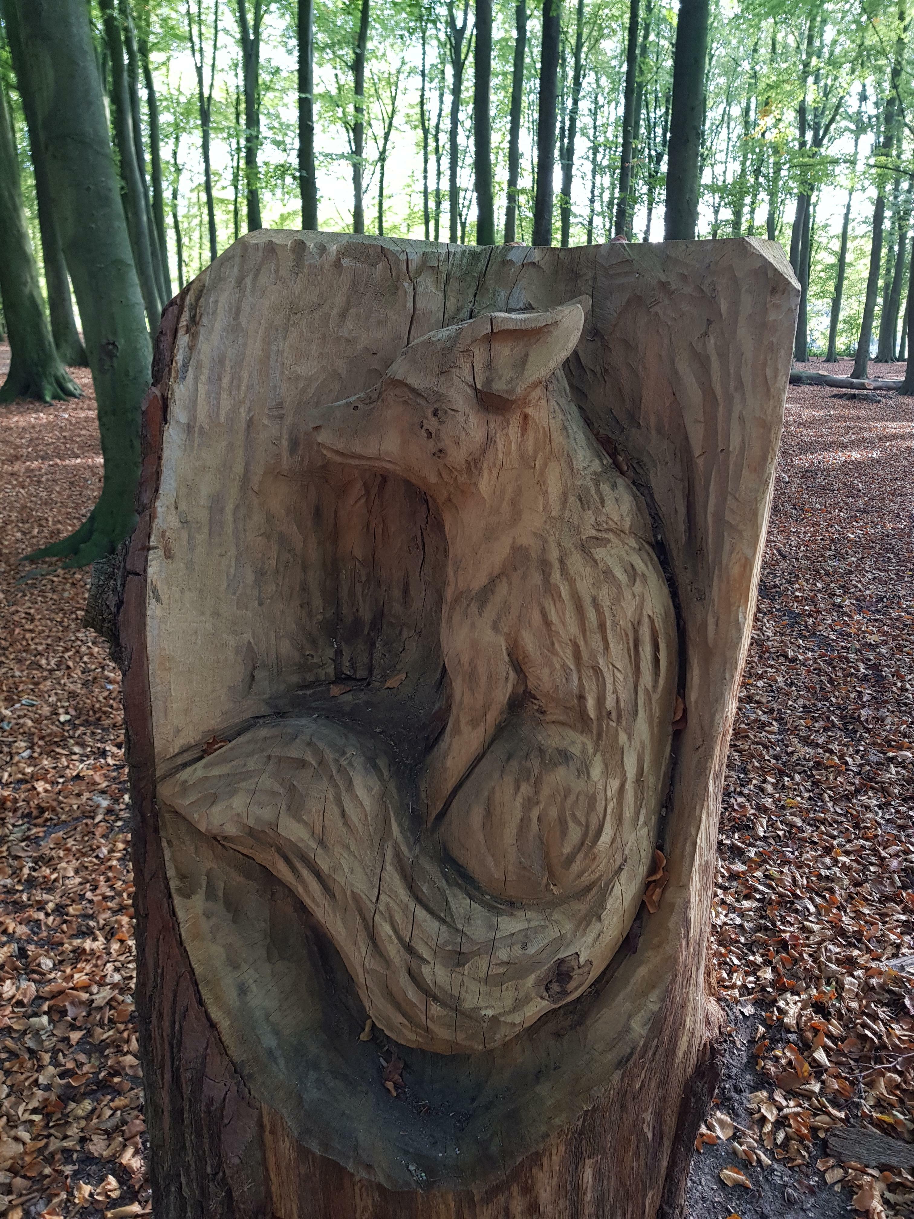 J'ai trouvé ce renard sculpté à l'intérieur d'une souche d'arbre, dans une forêt près de chez moi.