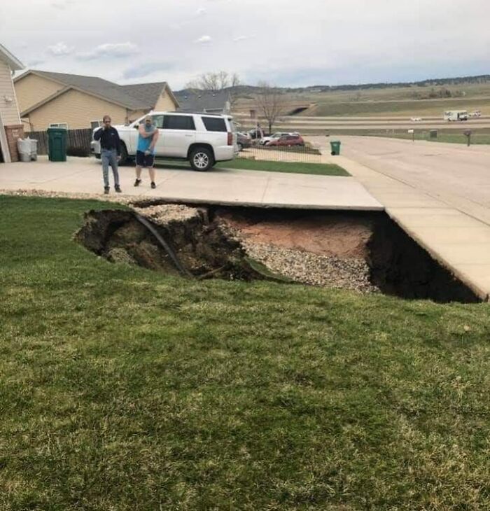 Cela s’est produit à Blackhawk, dans le Dakota du Sud. 12 voisins ont dû évacuer en raison de la découverte d’une grotte de 40×40 et 40×60 de profondeur.