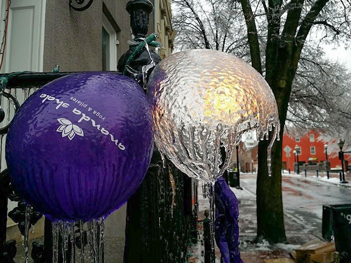 un ballon a éclaté et a quitté son enveloppe de glace pendant la tempête hivernale nika