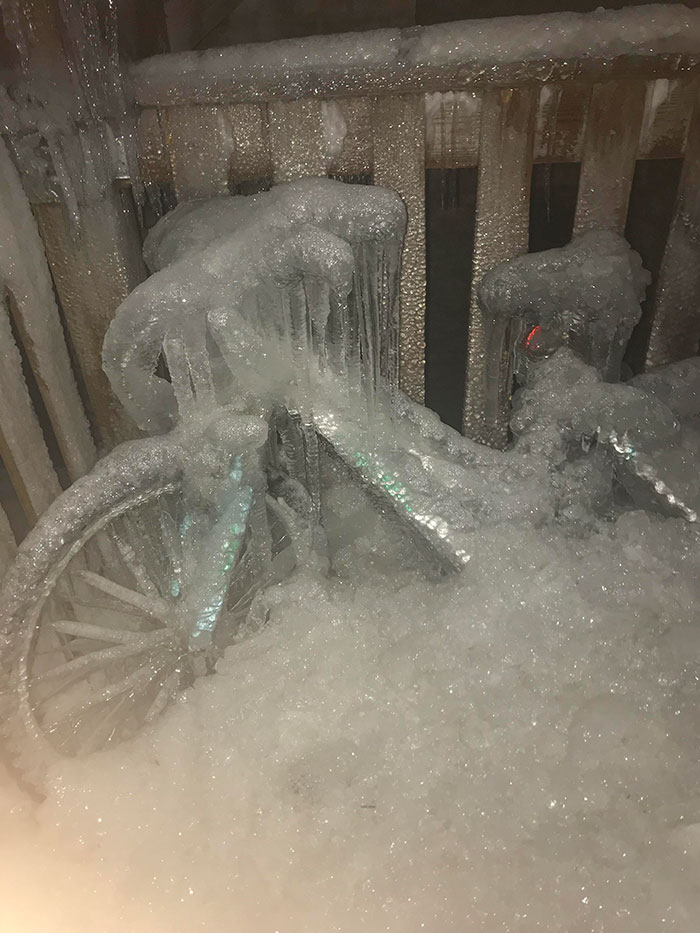 vélo glacé après une tempête d’hiver à chicago