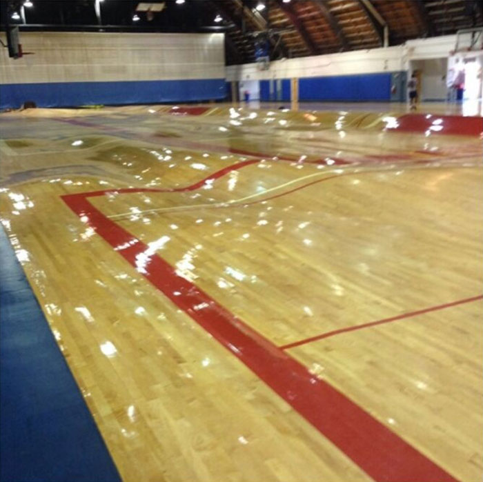 C’est ce qui arrive à un terrain de basket lorsque les tuyaux éclatent.