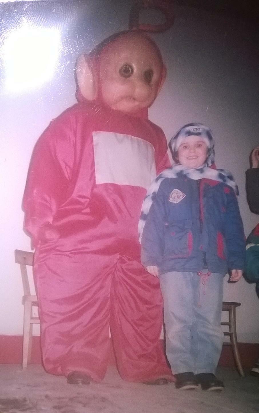 tu connais tous cette effrayante photo de “noël en yougoslavie”. je te présente un ami avec un teletubby yougoslave