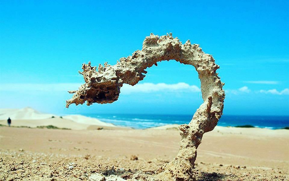 C’est ce qui arrive quand un éclair frappe le sable de la plage.