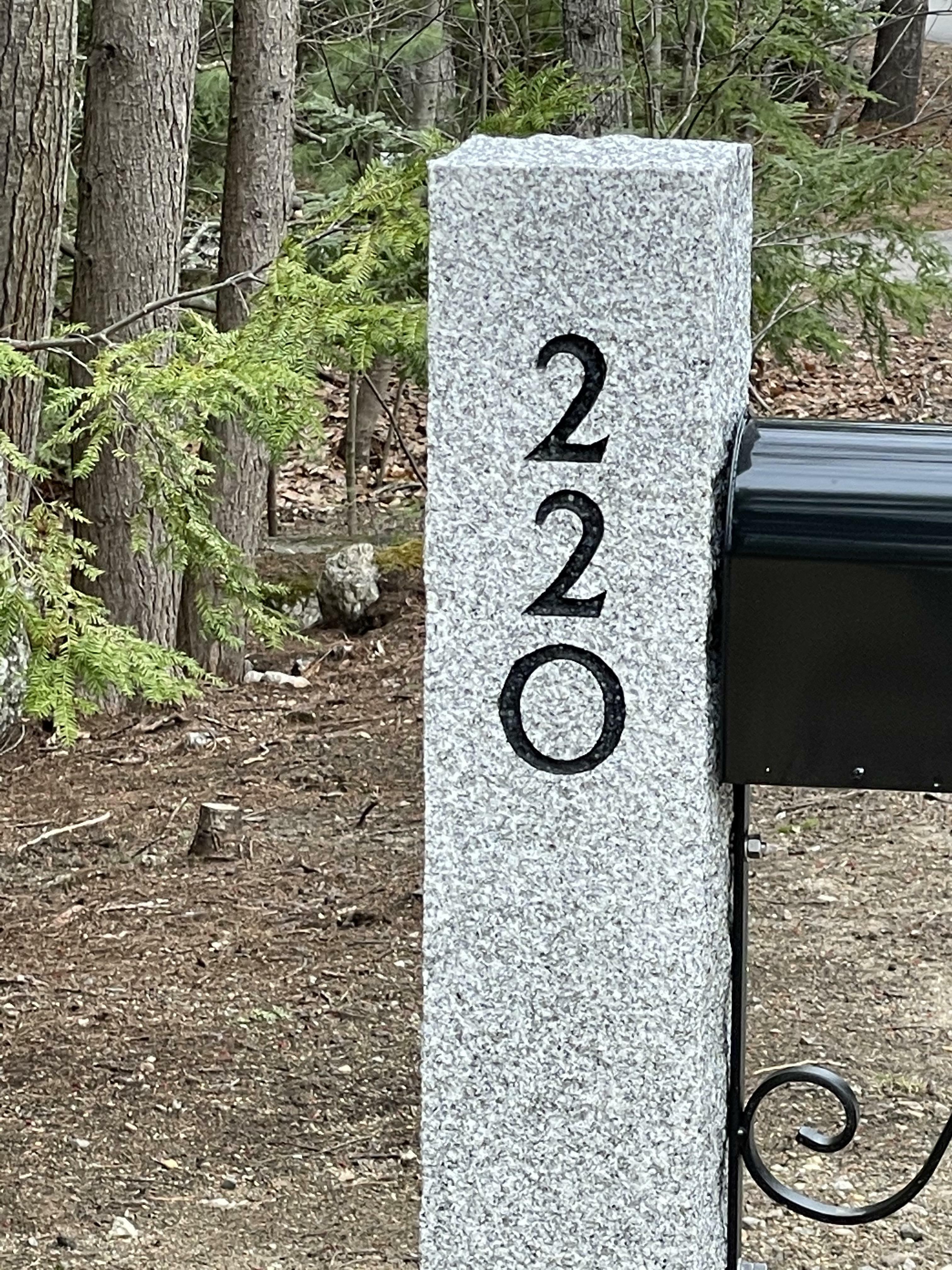 mon voisin a dépensé une tonne d'argent pour un poteau de boîte aux lettres en granit. ils ont utilisé un 