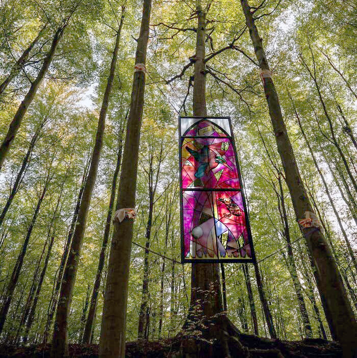 est tombé sur un vitrail suspendu dans une forêt en belgique