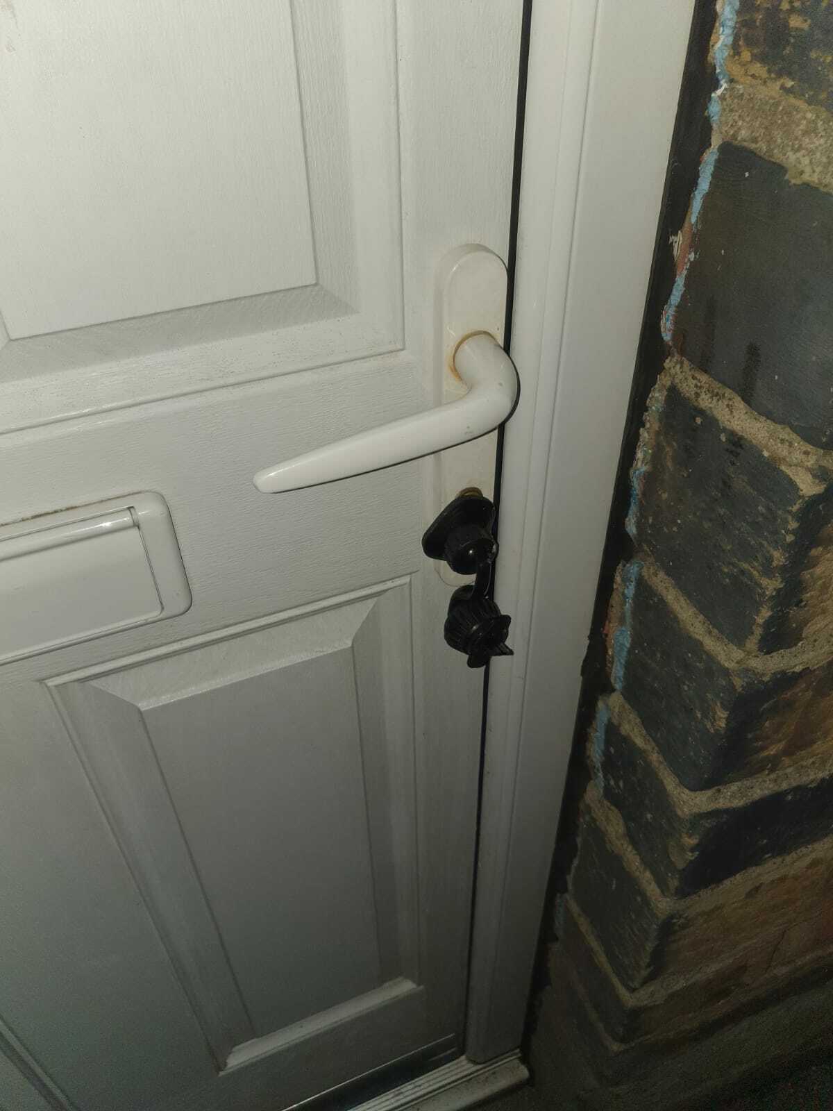 Je suis rentré chez moi et j’ai trouvé ce dispositif fixé à ma porte d’entrée, qui recouvre la serrure à clé. Qu’est-ce que c’est et que dois-je faire ? Est-ce qu’on peut l’ouvrir sans danger ? Qui l’a installé ?