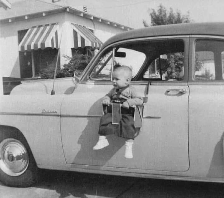 le tout nouveau siège de sécurité pour bébé. ne laisse plus jamais ton enfant dans une voiture chaude pendant que tu fais du shopping. fin des années 1950, début des années 1960