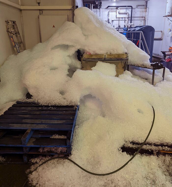 Les machines à glace n’ont pas réussi à conserver la glace (photo après 2 jours de fonte)