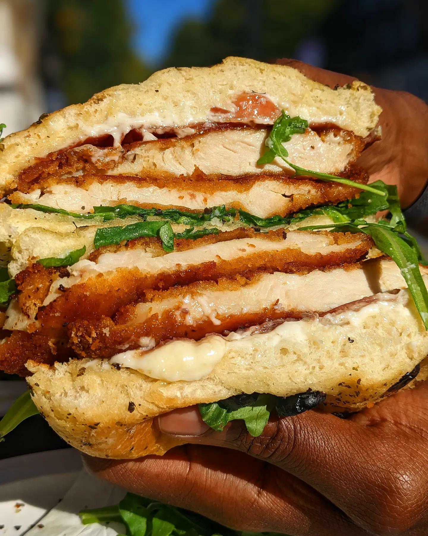 sandwich schnitzel au poulet avec focaccia