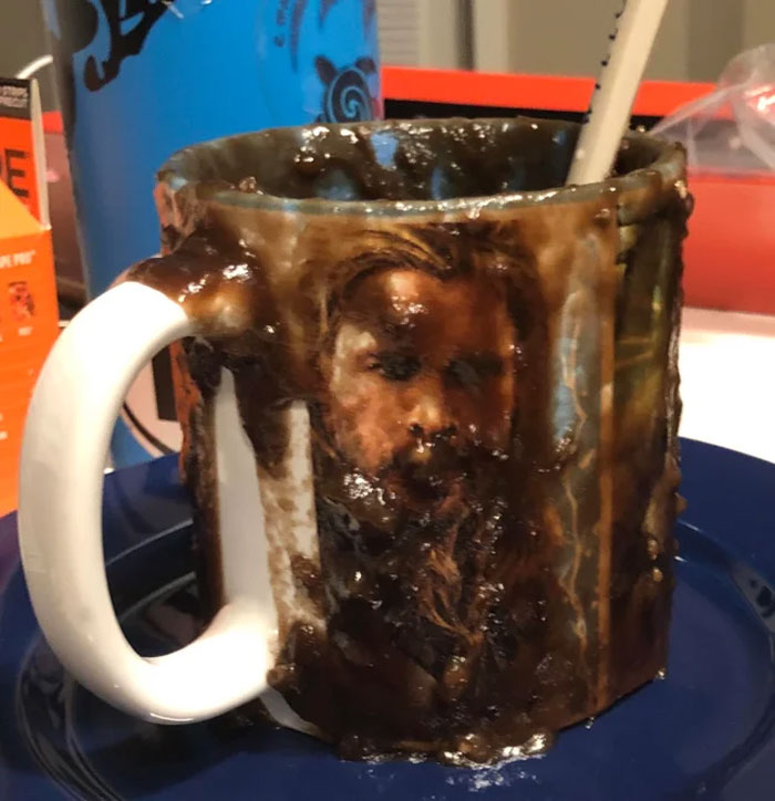 J’ai essayé de faire un mug cake. Quelque part, quelque chose s’est horriblement mal passé et il a explosé dans mon micro-ondes.