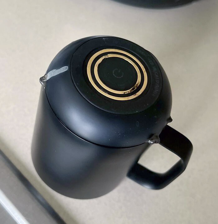 Ma mère voulait faire du thé mais au lieu de demander de l’aide avec la bouilloire électrique, elle a mis ma tasse auto chauffante rechargeable au micro-ondes et l’a enflammée.