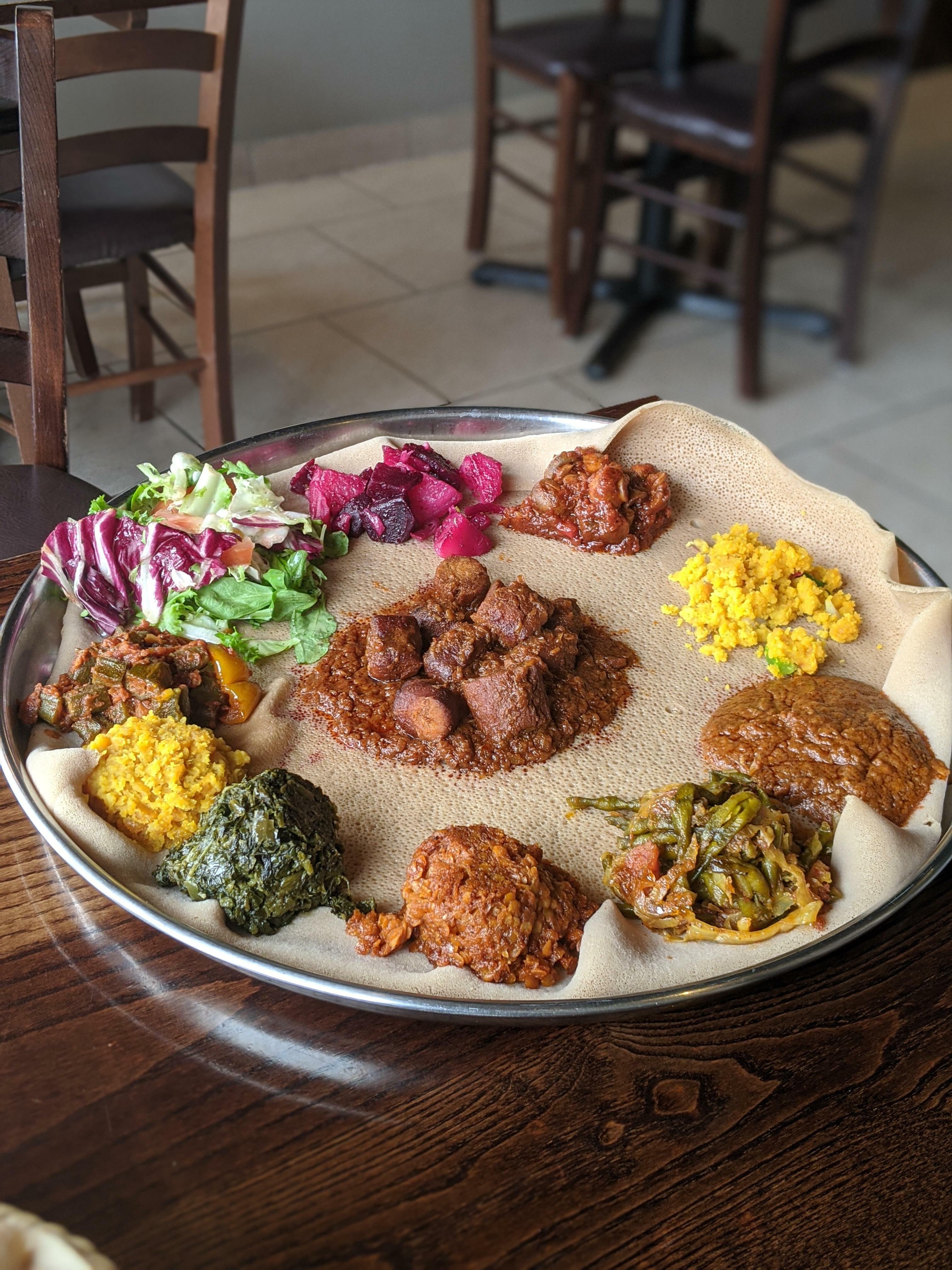 injera avec une variété de plats éthiopiens