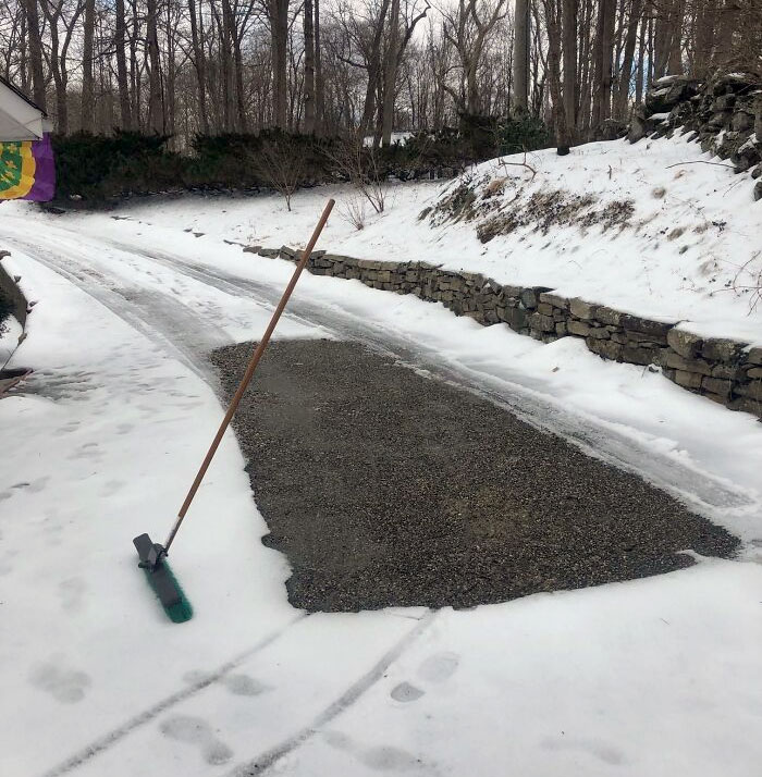 J’ai laissé mon balai à neige appuyé sur ma voiture et je l’ai oublié. Quand je suis partie, il avait gelé au sol et était resté debout.